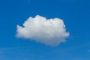 cielo azul con nubes foto