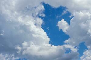 cielo azul con nubes foto