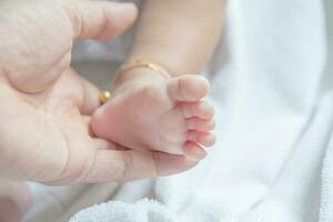 pies del bebé recién nacido foto