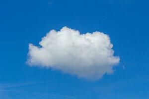 cielo azul con nubes foto