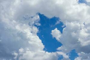 cielo azul con nubes foto