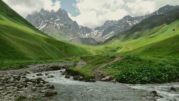 Kazbegi región, Georgia, pintoresco montaña paisaje con chauhi río y Cáucaso montaña rango, juta Valle foto