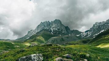 montaña paisaje con un ver de el Valle y montar chaukhi. juta Georgia, hermosa cielo y rock antecedentes de rocas y montañas. épico cielo con nubes, negro y blanco foto alto calidad