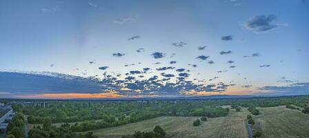 panorámico imagen de hermosa nube formaciones durante puesta de sol terminado Walldorf municipio foto