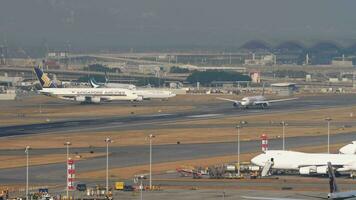 hong kong november 10, 2019 - boeing 787 dreamliner etiopisk plockar upp hastighet innan ta av på hong kong flygplats, kolla upp knä kok hkg. turism och resa begrepp video