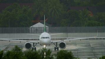 flygplan på de flygfält i tung tropisk regn. främre se, taxning de plan till de bana i dålig väder, stormig skyfall video