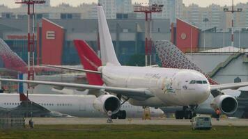 Moscou, russe fédération juillet 29, 2021 - Compagnie aérienne silay sanya livrée roulage sur le taxiway avant prise désactivé, sheremetievo aéroport svo. autre avions de ligne garé dans le Contexte. video