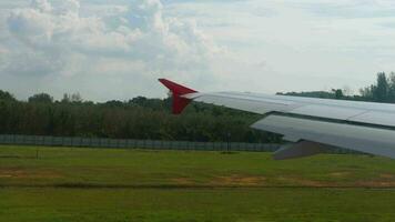 il aereo discende e terre su il pista di decollo, Visualizza a partire dal il aerei finestra. turismo e viaggio concetto video