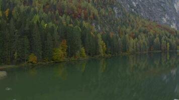 aérien vue de une Lac entouré par montagnes et des arbres video