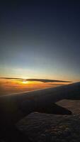hermosa puesta de sol en el avión foto