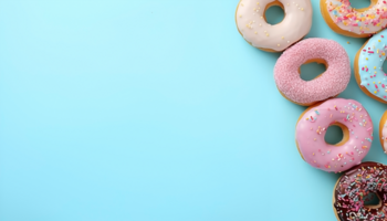 sommige donut Aan de links, licht blauw achtergrond, met kopiëren ruimte, top visie png