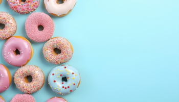 sommige donut Aan de links, licht blauw achtergrond, met kopiëren ruimte, top visie png