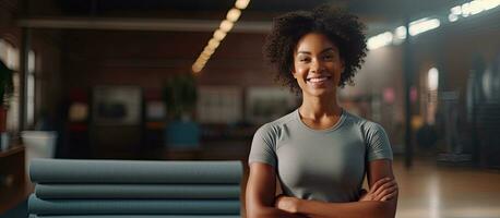 un confidente entrenador en ropa de deporte un contento joven africano americano mujer preparando para rutina de ejercicio formación foto