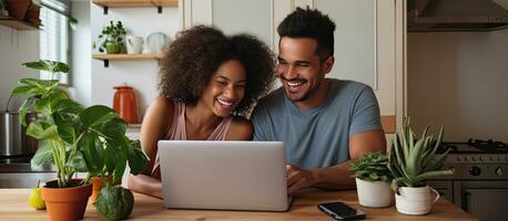 multirracial Pareja haciendo en línea bancario a hogar foto