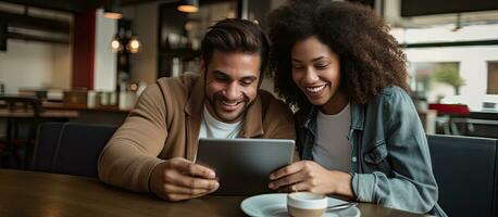 multirracial Pareja utilizando tableta para en línea bancario foto