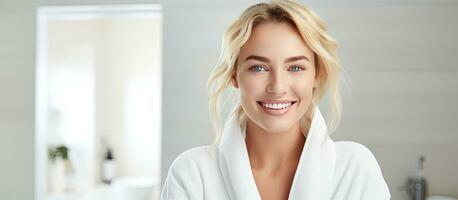 rubia mujer sonriente en blanco bata de baño de cerca retrato en baño promoviendo cara y piel cuidado foto