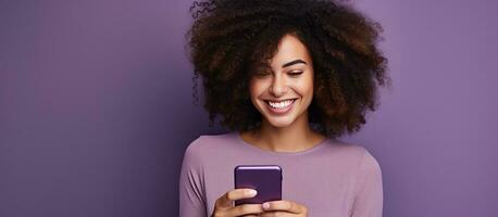 mujer con Rizado pelo felizmente ediciones foto desde Fechado aplicación en móvil teléfono aislado en Violeta pared