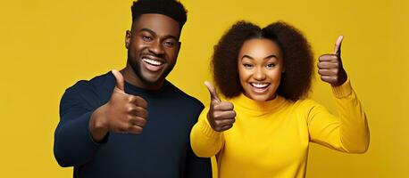 africano americano Pareja señalando a vacío publicidad tablero en amarillo antecedentes alegre joven negro hombre y mujer exhibiendo blanco espacio para anuncio o texto foto