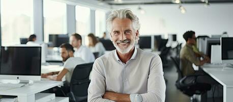 sonriente masculino software desarrollador a trabajo en oficina amplio espacio foto