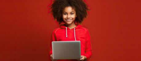 sonriente joven africano americano niña con ordenador portátil en rojo pared antecedentes estudio retrato personas estilo de vida concepto burlarse de arriba Copiar espacio foto