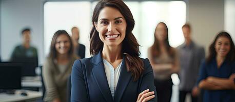 confidente mujer de negocios líder reunión en oficina y utilizando tableta foto