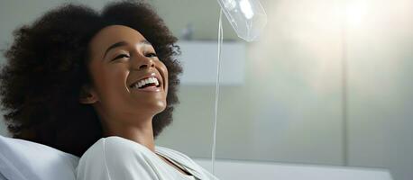 sonriente africano americano mujer en hospital cama foto