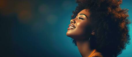 joven mujer con afro pensando y mirando hacia arriba a blanco zona foto