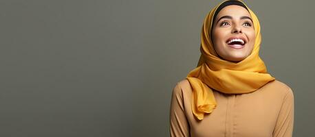 emocionado musulmán mujer gesticulando con confianza mientras compartiendo información a un cliente foto
