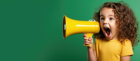 un niña con un verde t camisa es utilizando un megáfono en un amarillo antecedentes foto