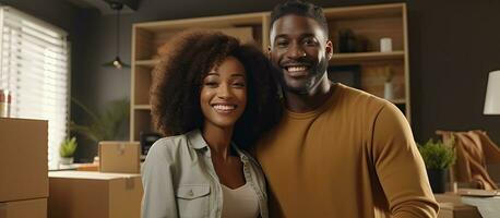 africano americano Pareja felizmente Moviente a nuevo Departamento posando con caja en Moviente día foto