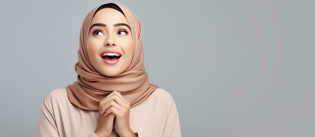 emocionado musulmán mujer gesticulando con confianza mientras compartiendo información a un cliente foto