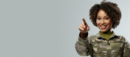 confidente africano americano mujer en camuflaje Ejército uniforme sonriente y señalando en diferente direcciones foto