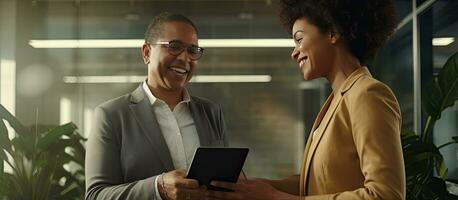 africano americano mujer de negocios utilizando digital tableta sonriente a cámara foto