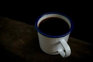 taza de café en antiguo de madera mesa foto