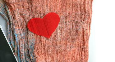 San Valentín día antecedentes. regalos, papel picado, san valentin día concepto. plano poner, parte superior vista, Copiar espacio, bandera antecedentes. foto