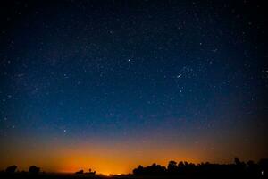 noche paisaje con vistoso y ligero amarillo lechoso camino lleno de estrellas en el cielo. foto