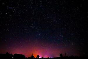 noche paisaje con vistoso y ligero amarillo lechoso camino lleno de estrellas en el cielo. foto