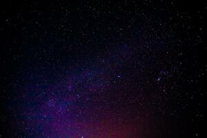 noche paisaje con vistoso y ligero amarillo lechoso camino lleno de estrellas en el cielo. foto