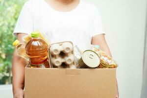 alimentos en caja de donación para voluntarios para ayudar a las personas. foto