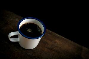 taza de café en antiguo de madera mesa foto