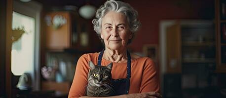 mayor mujer con gato solo a hogar demostración señales de demencia y depresión foto