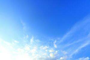 brillante azul cielo con blanco nubes, natural antecedentes foto