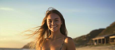 contento europeo mujer en traje de baño sonriente y posando a playa despreocupado dama caminando en playa a puesta de sol con habitación para texto foto