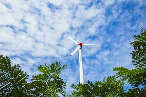 ambientalmente simpático viento turbinas en el parque foto