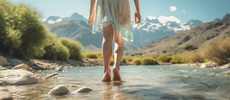 mujer viajero descalzo enfriamiento pies en mendoza río argentina composición con Copiar espacio foto
