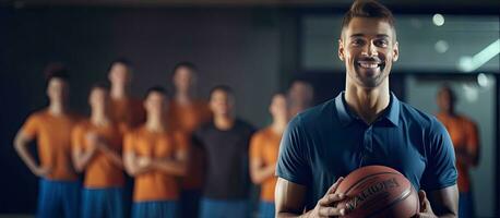 masculino baloncesto entrenador con diverso jugadores a gimnasio Copiar espacio deporte unidad y estilo de vida permanecer inafectado foto