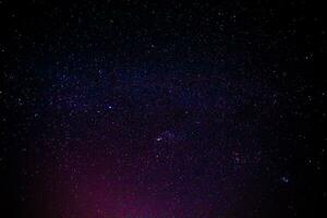 noche paisaje con vistoso y ligero amarillo lechoso camino lleno de estrellas en el cielo. foto