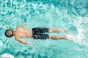 día festivo, vacaciones concepto, niños nadando en el piscina son muy divertida. foto