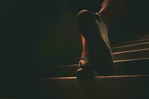 hombre haciendo ejercicio por corriendo arriba hormigón escaleras. foto