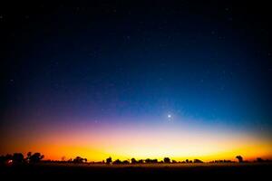 noche paisaje con vistoso y ligero amarillo lechoso camino lleno de estrellas en el cielo. foto